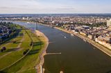 Das bevölkerungsreichste Bundesland verteidigte mit 101 Abschlüssen (2020: 62) Platz drei im Ranking der wichtigsten Start-up-Standorte in Deutschland. Beim Volumen rutschte Nordrhein-Westfalen jedoch mit 566 Mio. Euro (Vorjahr: 196 Mio. Euro) auf Platz vier hinter Baden-Württemberg ab. Beide Bundesländer kamen auf einen Marktanteil von jeweils nur gut drei Prozent.