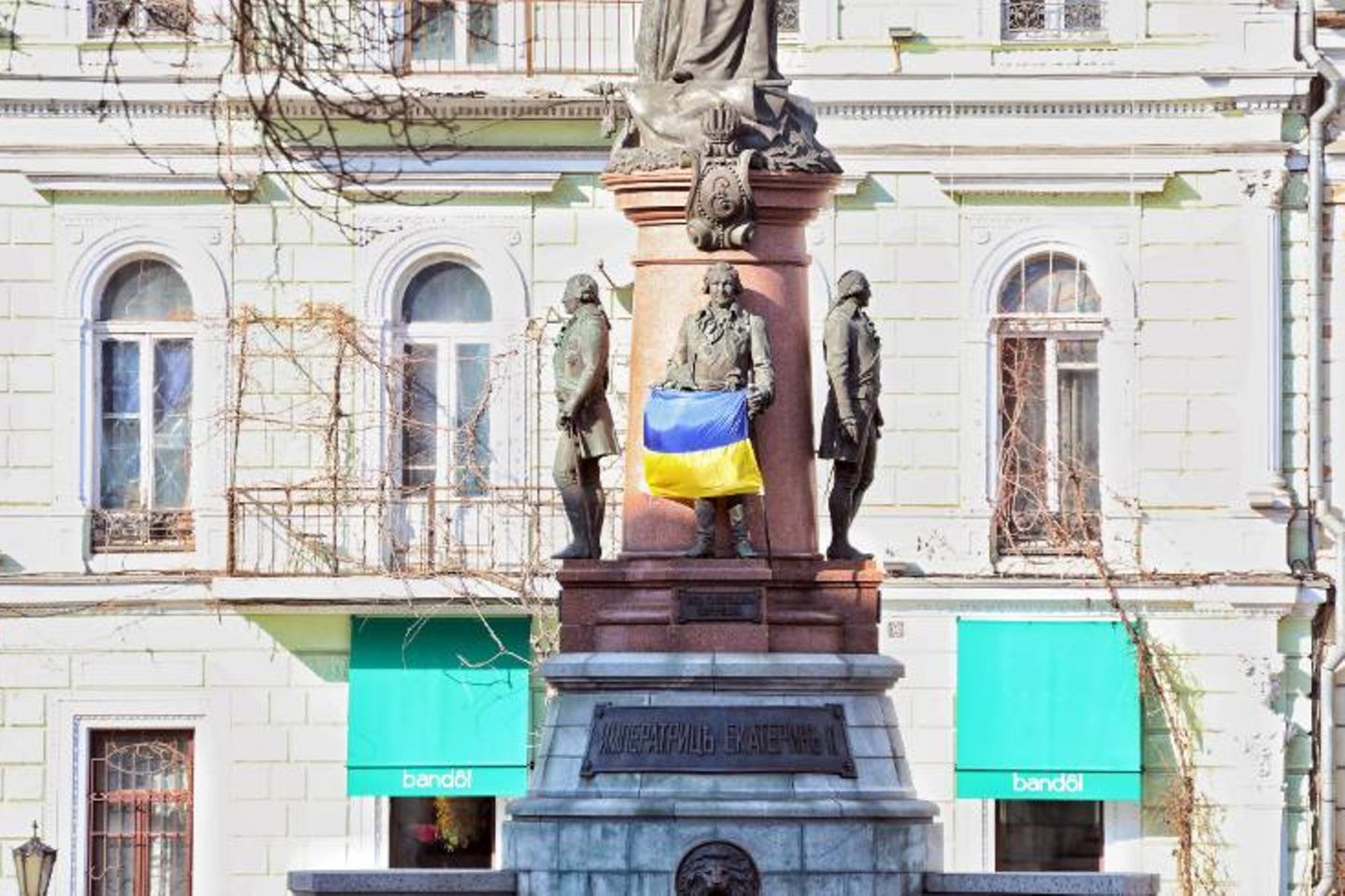Der friedliche Eindruck täuscht. Die ukrainische Flagge wurde an ein Denkmal in Odessa drapiert. Auch dort rückt der Krieg näher