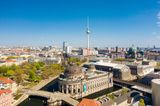 Berlin hat im Boom-Jahr 2021 die Ausnahmestellung unter den deutschen Gründerstandorten ausgebaut. Die Zahl der Finanzierungsrunden stieg laut dem Barometer von 314 auf 503. Ihr Volumen schnellte von 3,1 auf 10,5 Mrd. Euro in die Höhe. Über ein Drittel dieser Summe entfiel allein auf die fünf Mega-Abschlüsse 2021, allen voran der bundesweite Spitzenreiter Gorillas. Der Lieferdienst hatte im März 241 Mio. Euro und im September noch einmal 861 Mio. Euro von Investoren erhalten. Rund 60 Prozent des deutschlandweit investierten Kapitals kam den Angaben zufolge Gründern in der Hauptstadt zugute. „Die wirklich großen Deals werden vor allem in Berlin und Bayern abgeschlossen“, urteilten die Analysten. „Für die anderen Start-up-Standorte ist es hingegen schwer, da mitzuhalten. Zwar steigen auch hier die Investitionssummen. Unterm Strich ist man aber weit entfernt von den Größenordnungen, die in Berlin inzwischen Alltag sind.“