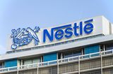 Die unteren drei Plätze der Top 10 gingen allesamt an Neuzugänge. Nestlé rangierte mit einer Rendite von 18 Mrd. Kronen auf dem achten Rang. Die Investitionen des norwegischen Pensionsfonds waren Stand 31. Dezember 2021 insgesamt rund 77 Mrd. Kronen wert. Er kontrollierte 2,65 Prozent der Anteile und Stimmrechte an dem Schweizer Lebensmittelriesen. Auf den Plätzen neun und zehn der lukrativsten Investments folgten Novo Nordisk (16 Mrd. Kronen) und Home Depot (15 Mrd. Kronen).