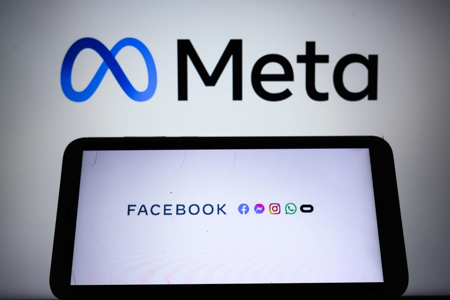 Meta gehörte 2021 ebenfalls zu den Gewinnern im Portfolio des norwegischen Pensionsfonds. Der Facebook-Konzern stieg mit einer Rendite von 19 Mrd. Kronen in die Top 10 auf und kam auf Platz sieben. Die Anleihen der Norges Bank waren insgesamt 67 Mrd. Kronen wert. Mark Zuckerbergs Medienkonzern war damit die fünftgrößte Investition in den USA, dem wichtigsten Land der Anleger aus Oslo. Sie hielten zuletzt 1,01 Prozent der Anteile und 0,42 Prozent der Stimmrechte an Meta.