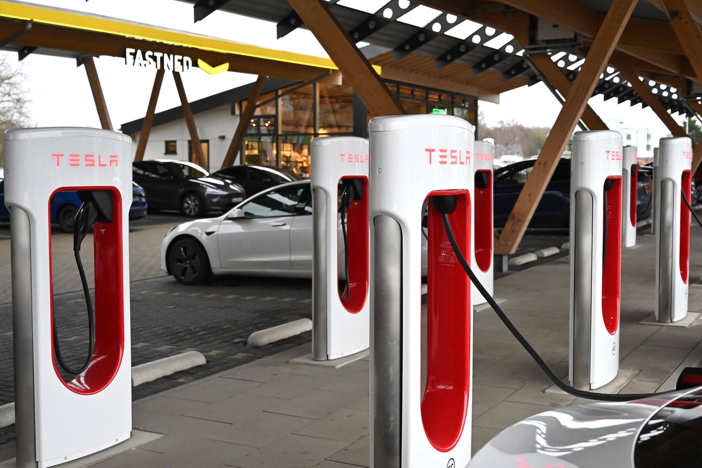 Tesla ist in den USA gemessen am Gesamtanlagevolumen die Nummer sechs des norwegischen Pensionsfonds. Dessen Anteile am Autobauer von Elon Musk waren zum Stichtag 31. Dezember 2021 rund 46 Mrd. Kronen wert. Das entsprach 0,8 Prozent der Aktien und Stimmrechte. Die Gewinne fielen allerdings von 36 auf 25 Mrd. Kronen. Tesla belegte damit nach Platz vier im Vorjahr nur noch Rang sechs.