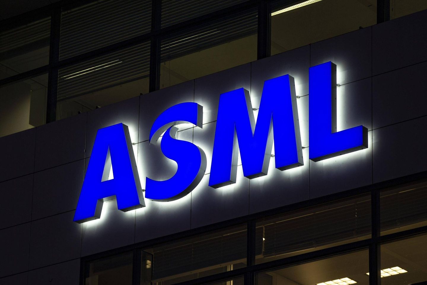 Der taiwanesische Halbleiterhersteller TSMC ist wie schon erwähnt aus den Top 10 gefallen. Sein fünfter Platz wurde 2021 vom niederländischen Konkurrenten ASML übernommen. Er hatte im Vorjahr nur auf Platz neun gelegen. Die Gewinne stiegen von 15 auf 25 Mrd. Kronen. Insgesamt waren die Anteile des norwegischen Pensionsfonds an der Holding 41 Mrd. Kronen wert. Er hielt 2,35 Prozent der Anteile und Stimmrechte.