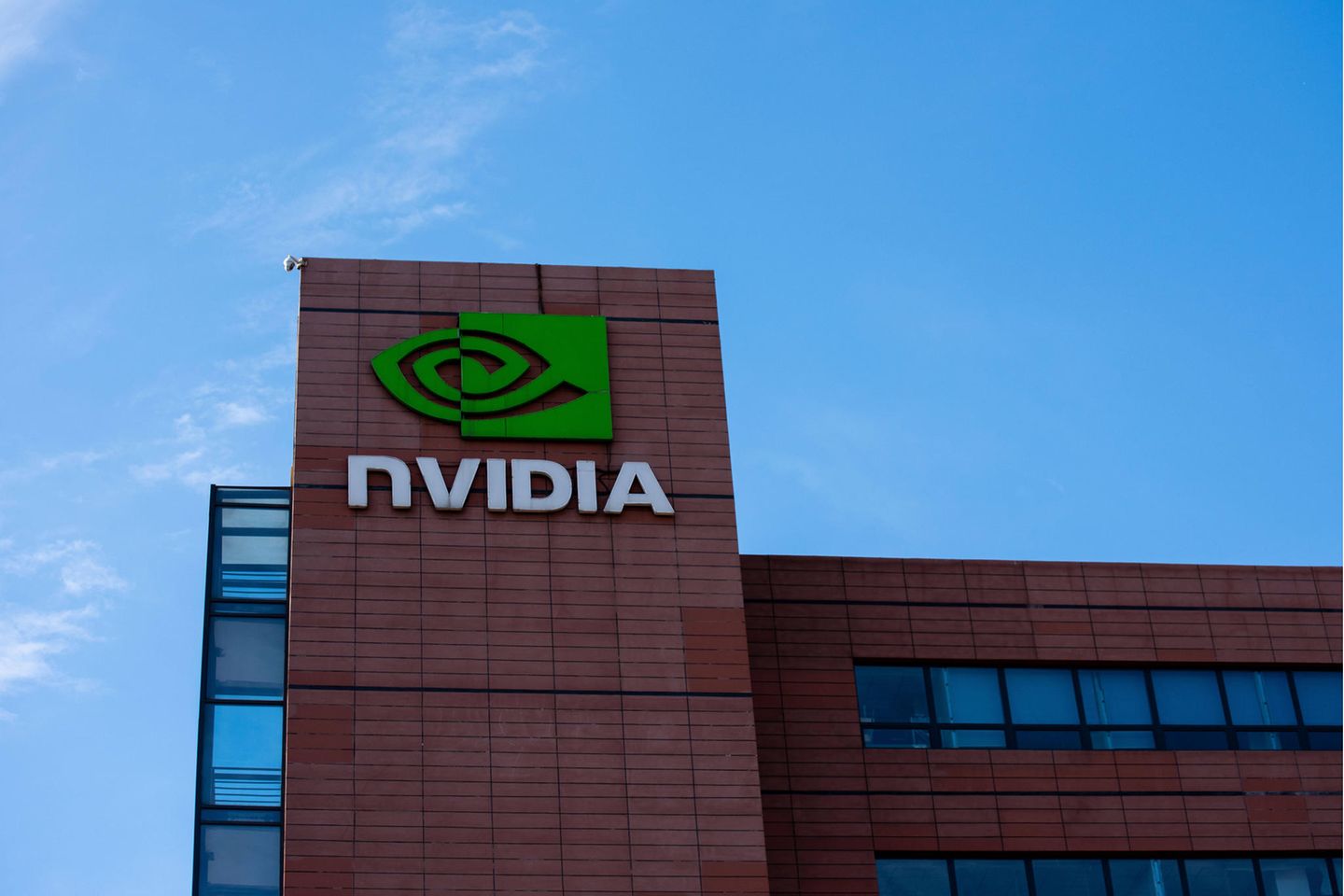 Gleich um sechs Plätze verbesserte sich NVIDIA auf Rang vier. Die absolute Wertsteigerung kletterte von 14 auf 31 Mrd. Kronen. Das US-Unternehmen mit Hauptsitz im kalifornischen Santa Clara gehört zu den größten Entwicklern von Grafikprozessoren und Chipsätzen für Personal Computer, Server und Spielkonsolen. Es lag mit insgesamt 26 Mrd. Kronen nur auf Platz 15 der größten Investments des Fonds in den USA (0,93 der Aktien und Stimmrechte).