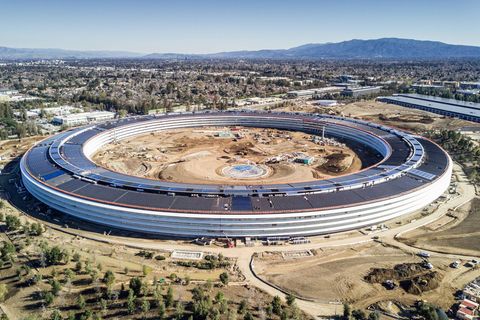 Apple war 2020 das lukrativste Investment der Norweger gewesen. 2021 sah es schon anders aus. Der iPhone-Konzen sorgte zwar mit 61 Mrd. Kronen für die dritthöchsten Gewinne. Das war aber rund ein Viertel weniger als 2020. Damals hatte sich die Rendite auf 84 Mrd. Kronen belaufen. Der Wert des Gesamt-Investments summierte sich auf 185 Mrd. Kronen (0,97 Prozent der Aktien und Stimmrechte).