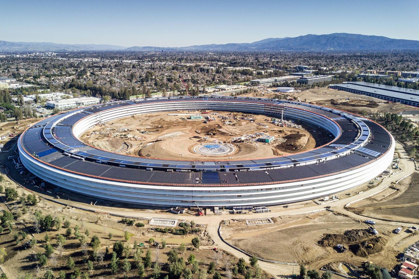 Apple war 2020 das lukrativste Investment der Norweger gewesen. 2021 sah es schon anders aus. Der iPhone-Konzen sorgte zwar mit 61 Mrd. Kronen für die dritthöchsten Gewinne. Das war aber rund ein Viertel weniger als 2020. Damals hatte sich die Rendite auf 84 Mrd. Kronen belaufen. Der Wert des Gesamt-Investments summierte sich auf 185 Mrd. Kronen (0,97 Prozent der Aktien und Stimmrechte).