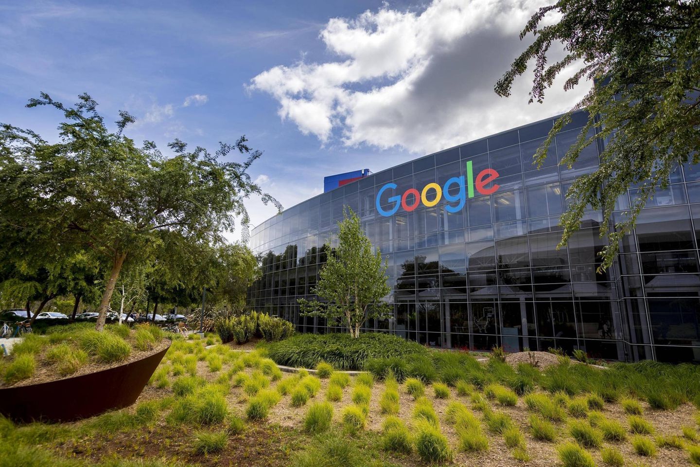 Alphabet hingegen trug dreimal höhere Gewinne als im Vorjahr zur Bilanz des Staatsfonds bei. Sie stiegen von 21 auf 64 Mrd. Kronen. Das entsprach rund zwei Drittel des Gesamtwerts des Aktienpakets über 97 Mrd. Kronen (0,96 der Anteile, Platz vier in den USA). Der Google-Mutterkonzern verbesserte sich gemessen an den Renditen vom sechsten auf den zweiten Platz.