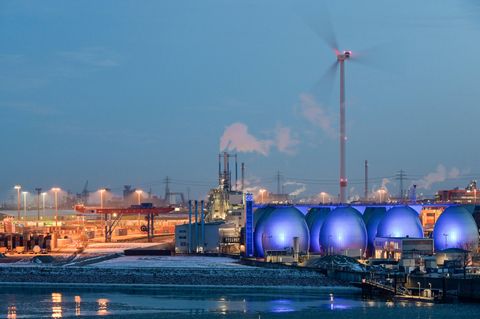 Nordex Windturbine und Biogasanlage auf dem Klärwerk Köhlbrandhöft in Hamburg
