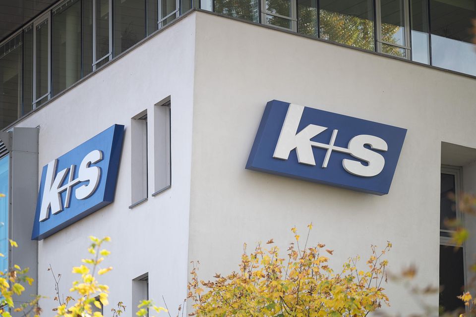 "K+S" steht am Hauptsitz des Unternehmens "K+S AG" auf einem Schild. Das Unternehmen ist auf Kali- und Salzförderung spezialisiert.