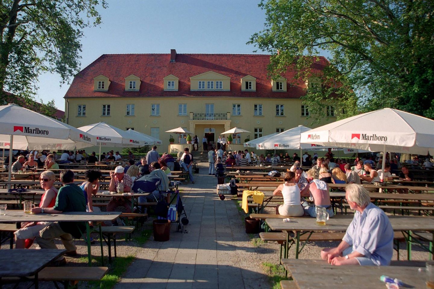Der Biergarten von Schloss Diedersdorf südlich von Berlin. Der Eigentümer verklagt das Land Brandenburg wegen ungenügender Corona-Entschädigungen während des Lockdowns