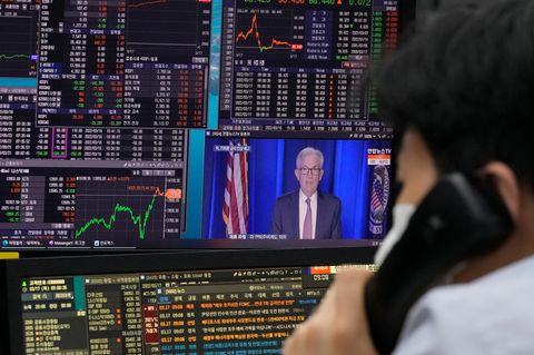 Der Präsident der US-Notenbank Jerome Powell erscheint auf einem Monitor im Devisenhandelssaal der KEB Hana Bank in Seoul