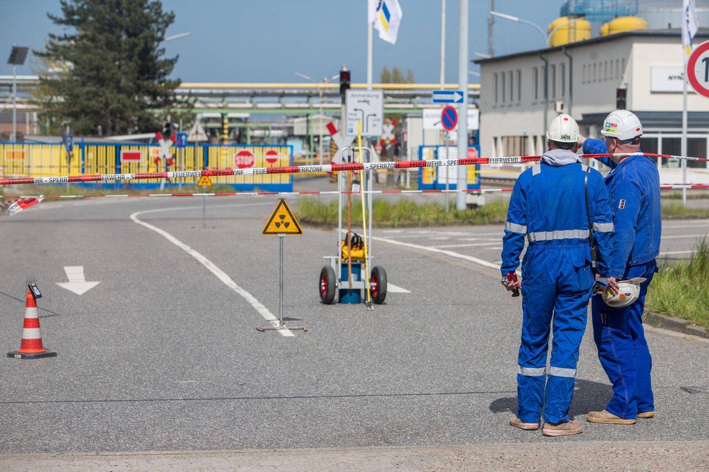 Nynas ist ein schwedischer Ölkonzern mit einem Standort in Hamburg. Die Bitumen-Raffinerie spielt allerdings für den Mineralölmarkt keine Rolle. 1,8 Millionen Tonnen Rohöl werden dort pro Jahr verarbeitet.