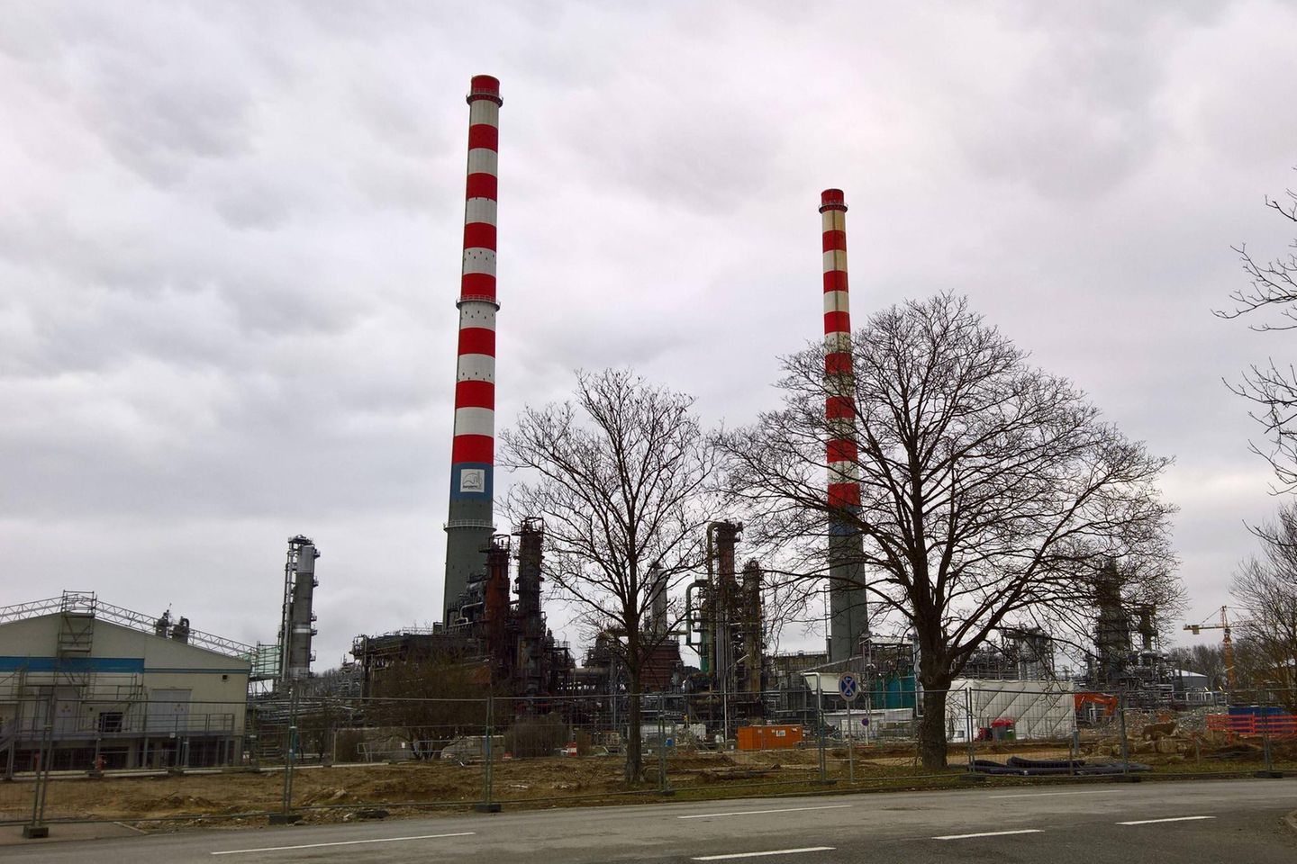Die schweizerische Varo Energy Holding AG aus dem Ort Cham besitzt in Deutschland Anteile an zwei Raffinerien, die relativ nah beinander liegen. Auf dem Foto ist der Standort Neustadt zu sehen, 13 Kilometer entfernt liegt der Standort Vohburg. In den zwei Raffinerien werden insgesamt 10,3 Millionen Tonnen Öl pro Jahr verarbeitet, Varo Energy besitzt dort jeweils einen Anteil von 51 Prozent.