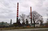 Die schweizerische Varo Energy Holding AG aus dem Ort Cham besitzt in Deutschland Anteile an zwei Raffinerien, die relativ nah beinander liegen. Auf dem Foto ist der Standort Neustadt zu sehen, 13 Kilometer entfernt liegt der Standort Vohburg. In den zwei Raffinerien werden insgesamt 10,3 Millionen Tonnen Öl pro Jahr verarbeitet, Varo Energy besitzt dort jeweils einen Anteil von 51 Prozent.