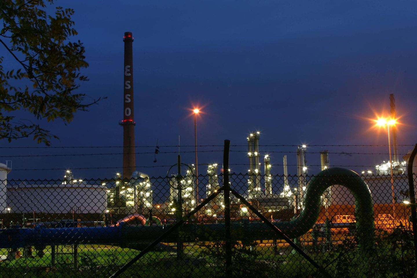 Esso gehört dem US-amerikanischen Mineralölunternehmen Exxon Mobil. Unter dem Namen „Esso“ gibt es jedoch zwei Beteiligungen an Raffinerien: Auf dem Foto ist der Standort Ingolstadt zu sehen, der Esso ganz gehört. Zudem halten die US-Amerikaner 25 Prozent am Standort Karlsruhe. Insgesamt verarbeiten beide Raffinerien 19,9 Millionen Tonnen Rohöl pro Jahr. 
