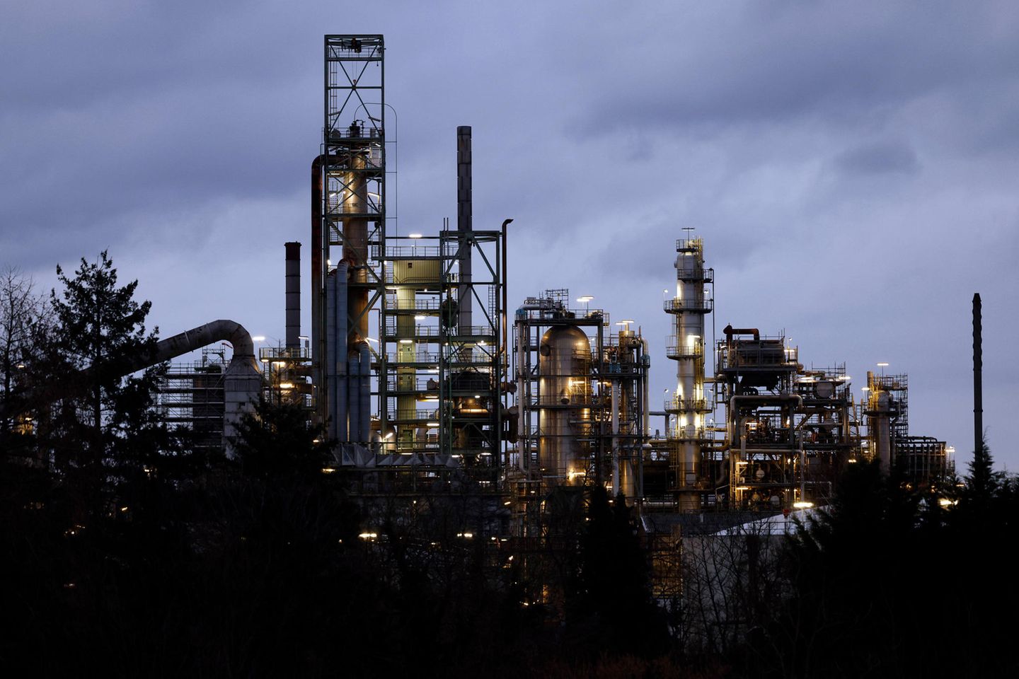 Royal Dutch Shell betreibt drei Standorte in Deutschland, davon gehören die Standorte Wesseling und Godorf, auch als Rheinland-Raffinerie bekannt, den Niederländern komplett. An der Raffinerie in Karlsruhe ist das Unternehmen mit 32 Prozent beteiligt. Insgesamt werden in den drei Raffinerien 31,5 Millionen Tonnen Rohöl pro Jahr verarbeitet.