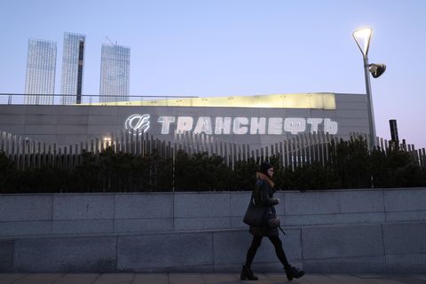 Das russische Energieunternehmen Rosneft hält Anteile an vier Raffinerien in Deutschland. Die vier Standorte liegen in Karlsruhe (24% Anteil), Schwedt (92% Anteil), Vohburg und Neustadt (jeweils 29% Anteil). Addiert beträgt die Summe an verarbeitetem Rohöl pro Jahr 36,7 Millionen Tonnen.