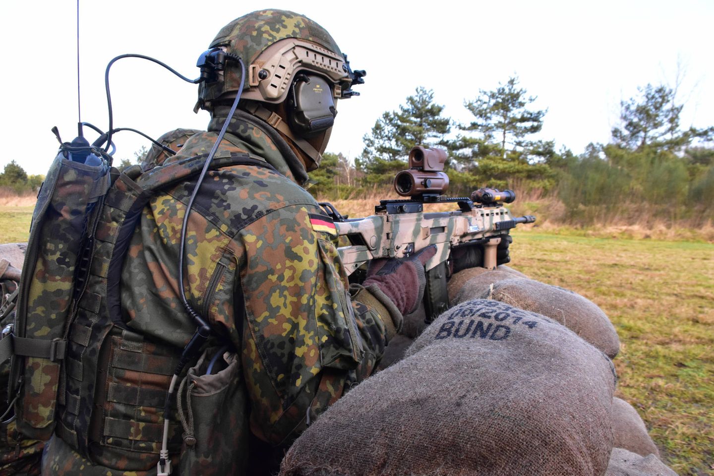 Ein Soldat der Bundeswehr befindet sich mit seiner Waffe in Stellung