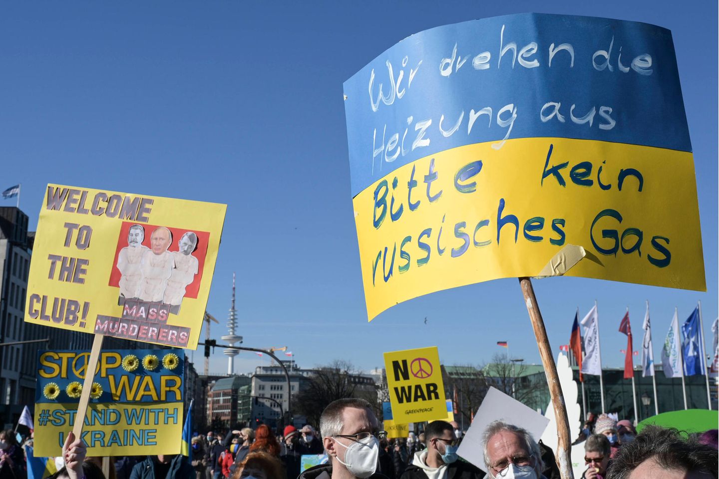 Demonstranten in Hamburg fordern einen Boykott von russischem Erdgas