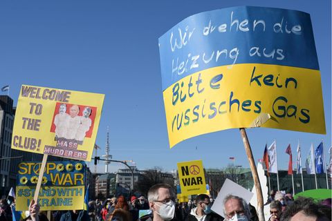 Demonstranten in Hamburg fordern einen Boykott von russischem Erdgas