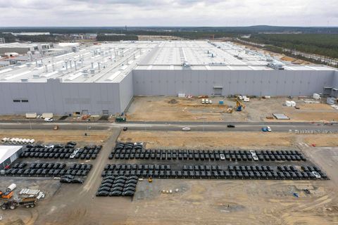 Das Tesla-Werk in Grünheide und die ersten, zu Testzwecken hergestellten Model-Y-Autos