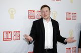 An einem Abend im November 2019 wird Elon Musk von Springer-Verlag mit dem „Goldenen Lenkrad“ ausgezeichnet. Die eigentliche Neuigkeit ist aber das, was Musk auf der Bühne verkündet: Man habe sich entschieden, die nächste Tesla-Gigafactory „in the Berlin area“ zu bauen, erklärt Musk: „Berlin rocks!“.