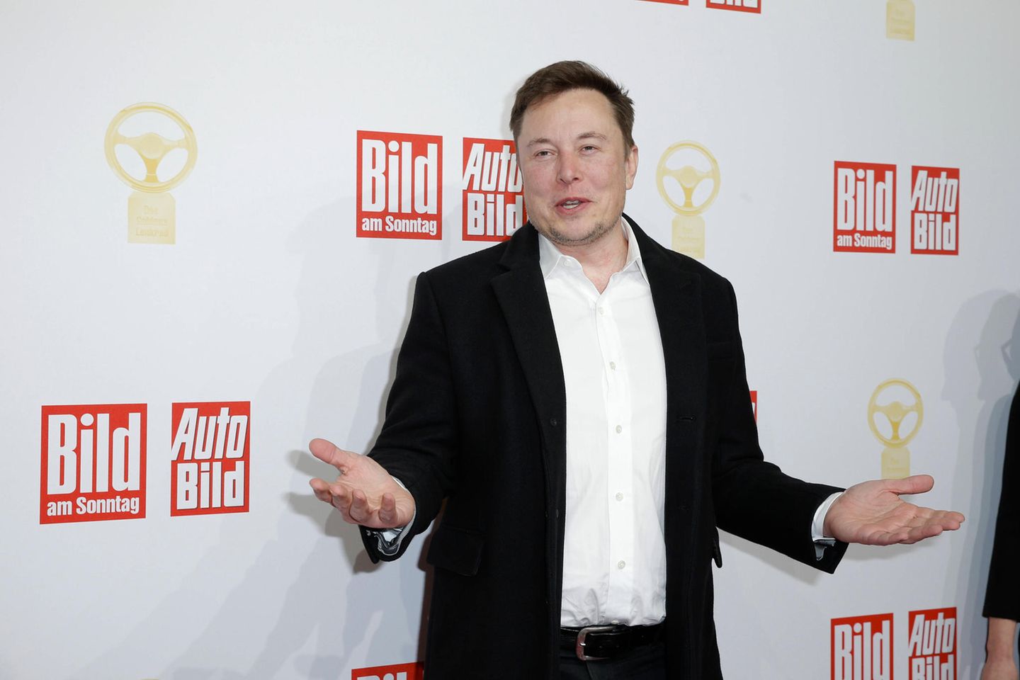 An einem Abend im November 2019 wird Elon Musk von Springer-Verlag mit dem „Goldenen Lenkrad“ ausgezeichnet. Die eigentliche Neuigkeit ist aber das, was Musk auf der Bühne verkündet: Man habe sich entschieden, die nächste Tesla-Gigafactory „in the Berlin area“ zu bauen, erklärt Musk: „Berlin rocks!“.
