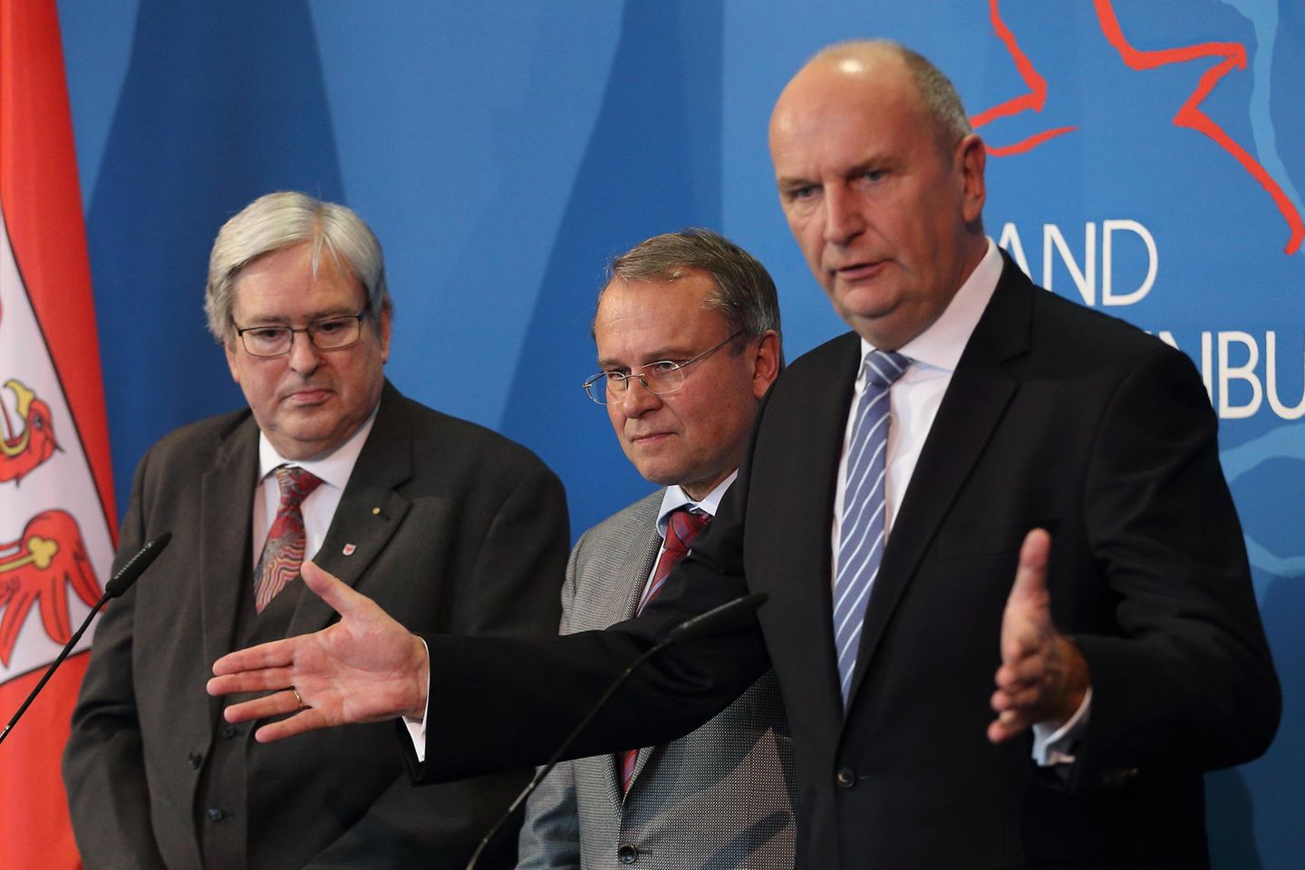 Die brandenburgische Landesregierung von Ministerpräsident Dietmar Woidke (r.) sieht die Tesla-Fabrik als Chance, immerhin fließen so Milliarden nach Brandenburg und den Standort Grünheide. Es wird sogar eigens eine Taskforce gegründet.