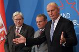 Die brandenburgische Landesregierung von Ministerpräsident Dietmar Woidke (r.) sieht die Tesla-Fabrik als Chance, immerhin fließen so Milliarden nach Brandenburg und den Standort Grünheide. Es wird sogar eigens eine Taskforce gegründet.