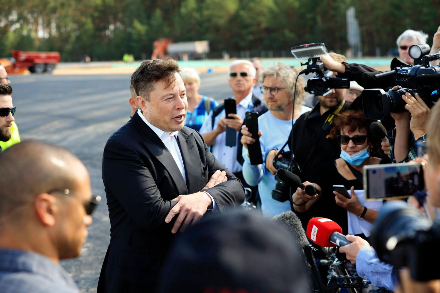 Tesla-Chef Elon Musk besucht die Baustelle der Gigafabrik zum ersten Richtfest. Er nutzt den Termin für eine PR-Show in eigener Sache. Zweifel sind nicht seine Sache.