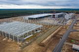Die Gigafabrik nimmt derweil Formen an, das enorme Ausmaß der Produktionsstätte wird sichtbar. Es entstehen Produktionsstätten auf einer Gesamtfläche von über 227.000 Quadratmetern. Hier der Stand vom September 2020.