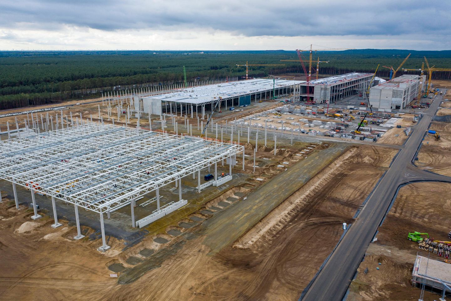 Die Gigafabrik nimmt derweil Formen an, das enorme Ausmaß der Produktionsstätte wird sichtbar. Es entstehen Produktionsstätten auf einer Gesamtfläche von über 227.000 Quadratmetern. Hier der Stand vom September 2020.