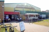 In der Stadthalle Erkner treffen sich Gegner und Befürworter der Tesla-Fabrik. 414 Einwände der Gegner werden besprochen, zu Lärm-, Verkehrs- und Wasserbelastung. Stoppen können die Gegner den Bau nicht.