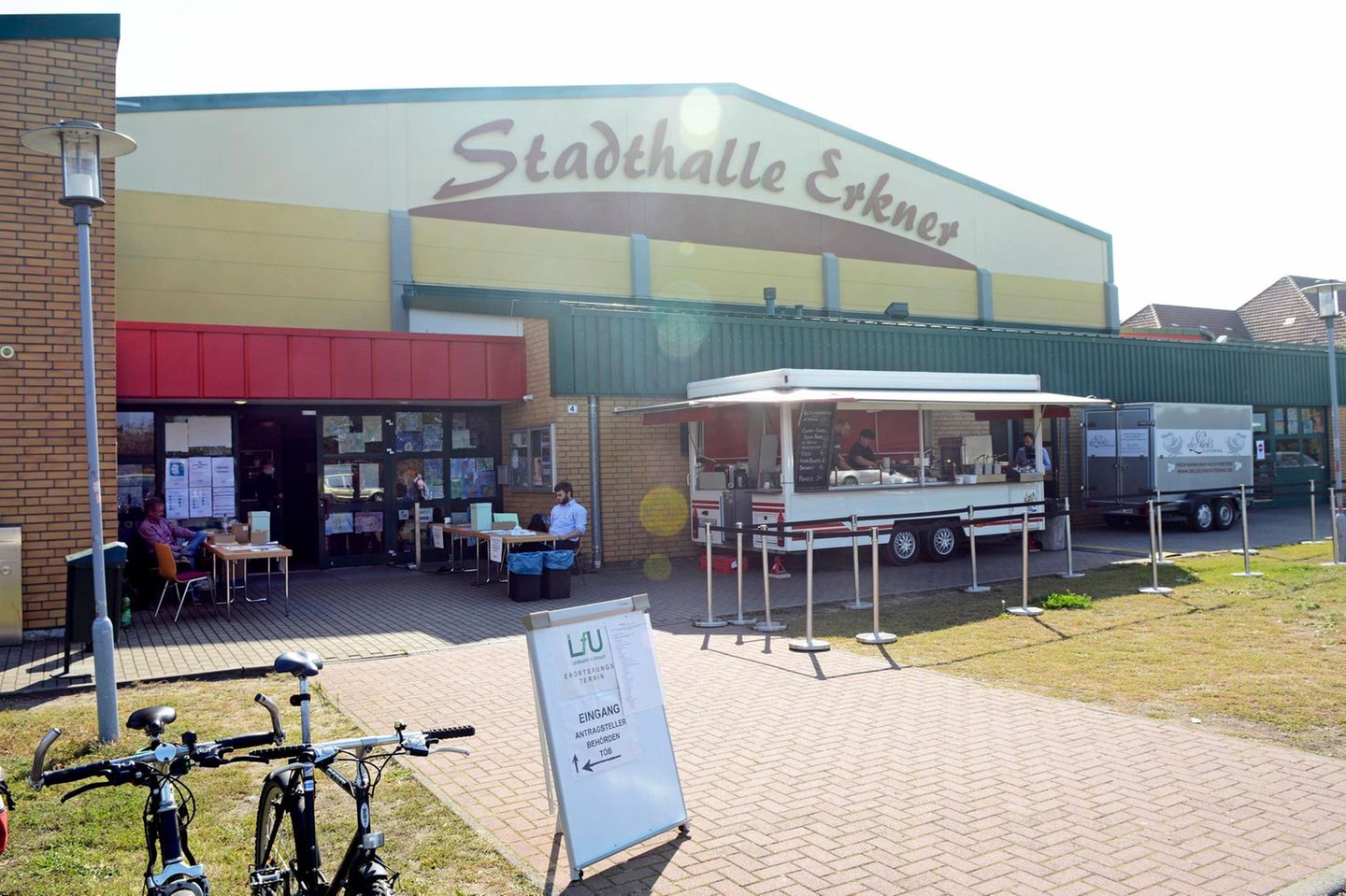 In der Stadthalle Erkner treffen sich Gegner und Befürworter der Tesla-Fabrik. 414 Einwände der Gegner werden besprochen, zu Lärm-, Verkehrs- und Wasserbelastung. Stoppen können die Gegner den Bau nicht.