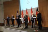 Nun ist die Gigafactory auch offiziell genehmigt. Brandenburgs Ministerpräsident Wodke spricht auf einer Pressekonferenz von einem „sehr, sehr guten Tag für Brandenburg und ich glaube, auch für Deutschland“.