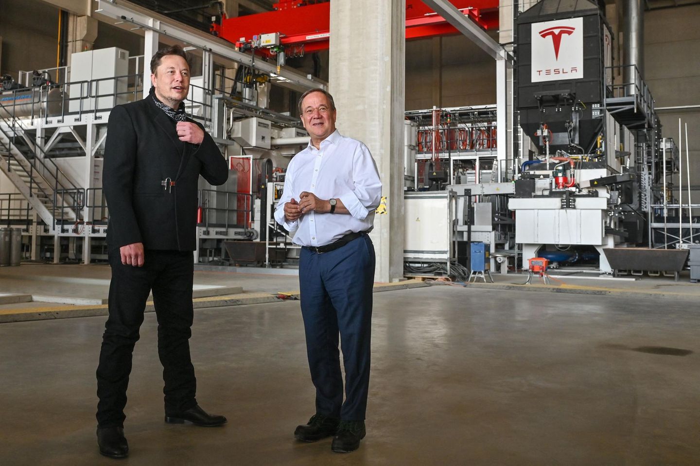 Unions-Kanzlerkandidat Armin Laschet und Elon Musk besuchen die Baustelle. Von Journalisten auf den Grundwasserverbrauch der Gigafactory angesprochen, lacht Musk nur und zeigt auf die Bäume. Das sei lächerlich, sagt er, es gebe jede Menge Wasser.