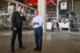 Unions-Kanzlerkandidat Armin Laschet und Elon Musk besuchen die Baustelle. Von Journalisten auf den Grundwasserverbrauch der Gigafactory angesprochen, lacht Musk nur und zeigt auf die Bäume. Das sei lächerlich, sagt er, es gebe jede Menge Wasser.