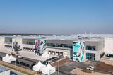Von der Gigafactory in Brandenburg sollen künftig pro Jahr bis zu 500.000 Autos ausgeliefert werden, 12.000 Mitarbeitende sollen dort künftig arbeiten.