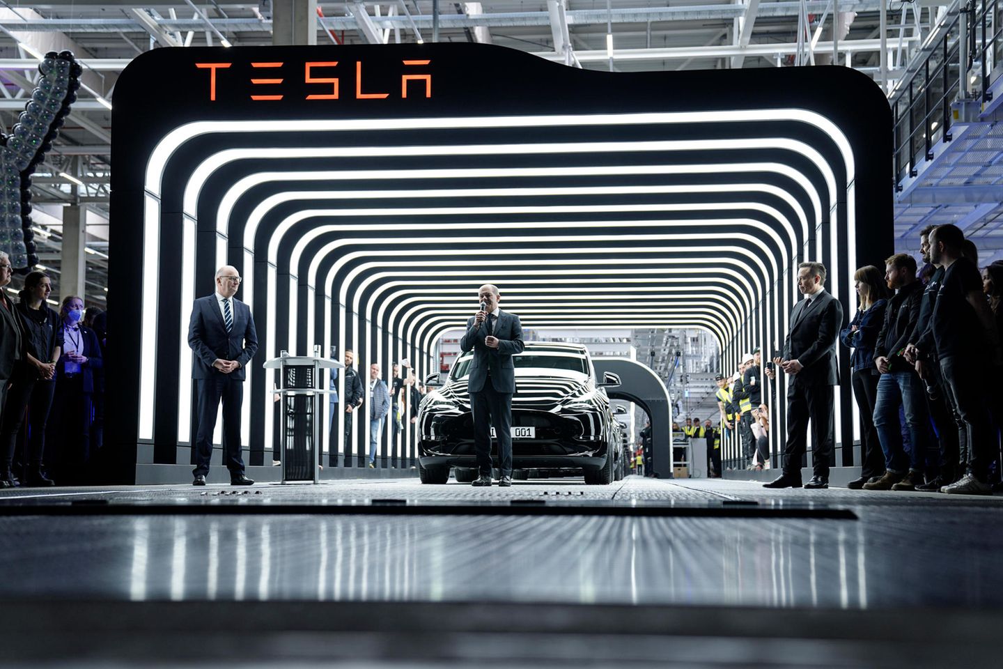 Am 22. März wird die Tesla-Fabrik offiziell eröffnet. Neben Tesla-Chef Elon Musk kamen Bundeskanzler Olaf Scholz, Wirtschaftsminister Robert Habeck und der Ministerpräsident Woidke zu der Feier. Die ersten 30 Autos wurden an Kunden übergeben.