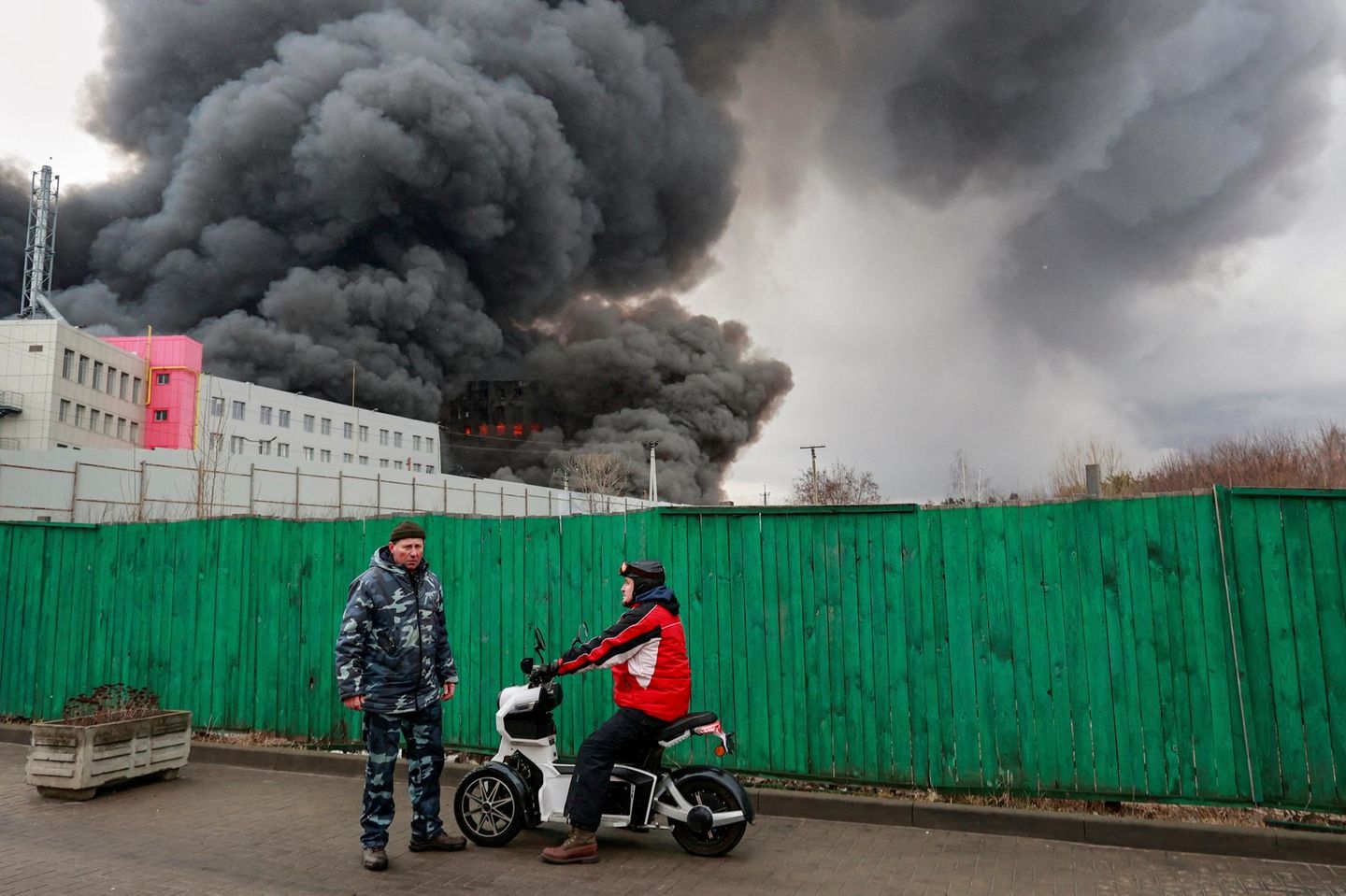 Die Bilder von Leid und Zerstörung in der Ukraine wirken wie aus dem vorigen Jahrhundert. Hier ein brennendes Lagerhaus in Charkiw im Osten des Landes