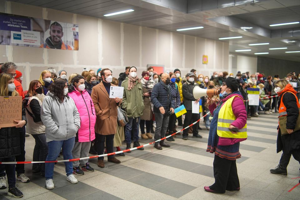 Am Berliner Hauptbahnhof bieten Privatpersonen den ukrainischen Flüchtlingen an, sie bei sich aufzunehmen