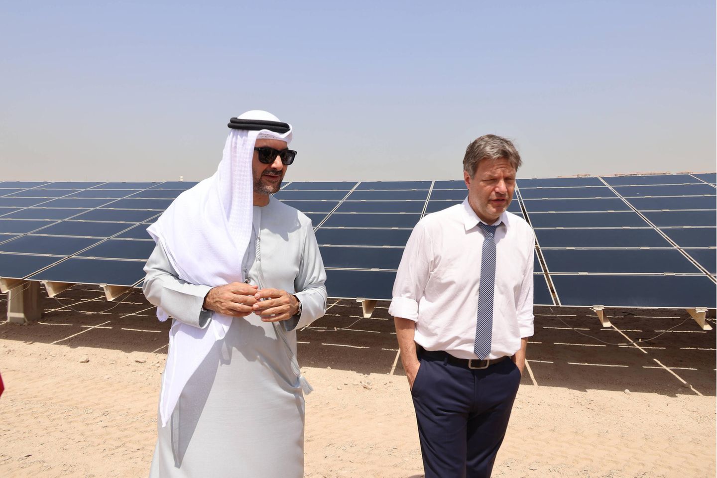 In den Vereinigten Arabischen Emiraten besuchte Wirtschaftsminister Habeck die Öko-Modellstadt Masdar City bei Abu Dhabi