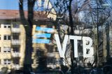 Der norwegische Staat hat nicht nur in russische Energie investiert. Auch Finanzinstitute zählten vor dem Rückzug zu den größten Investments in dem Land. Ende 2021 lag die Direktbank VTB mit 778 Mio. Kronen auf Platz sechs. Der Fonds hielt nach eigenen Angaben 1,06 Prozent der Stimmrechte an der Bank, die auch in Deutschland aktiv ist. Das war der zweithöchste Wert unter den Top-10-Investments.