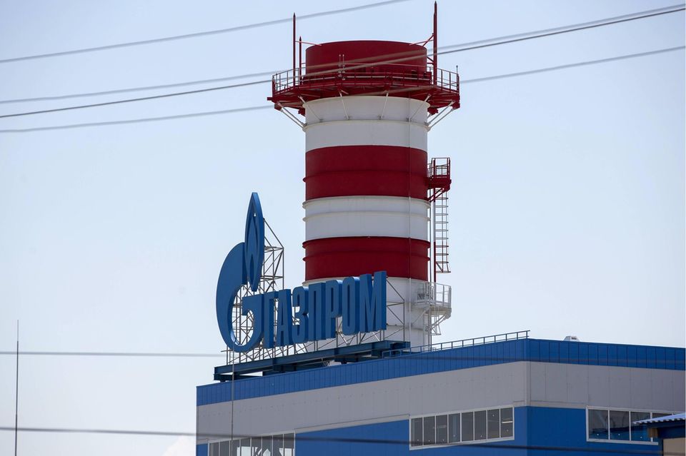 Gazprom war mit Abstand das größte Investment des norwegischen Pensionsfonds in Russland. Dessen Anteile an dem größten Erdgasförderunternehmen der Welt waren Ende 2021 rund 8,2 Mrd. Kronen wert. Das war das achtgrößte Investment im Energiesektor. Im Gesamtranking kam Gazprom auf Platz 191. Der Fonds kontrollierte 0,86 Prozent der Anteile und Stimmrechte. Die Tochterfirma Gazprom Neft lag mit 499,5 Mio. Kronen auf Platz zehn der russischen Investitionen.