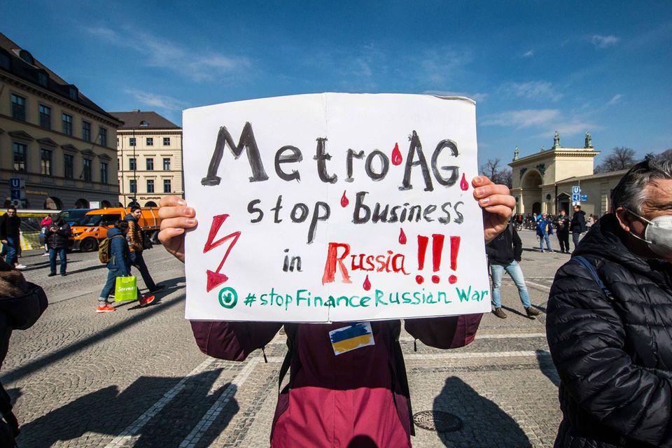 Proteste gegen die Russlandaktivitäten des Düsseldorfer Metro-Konzerns am 19. März in München. Das Unternehmen ist in der der „Hall of Shame“ von Yale-Professor Jeffrey Sonnenfeld gelistet