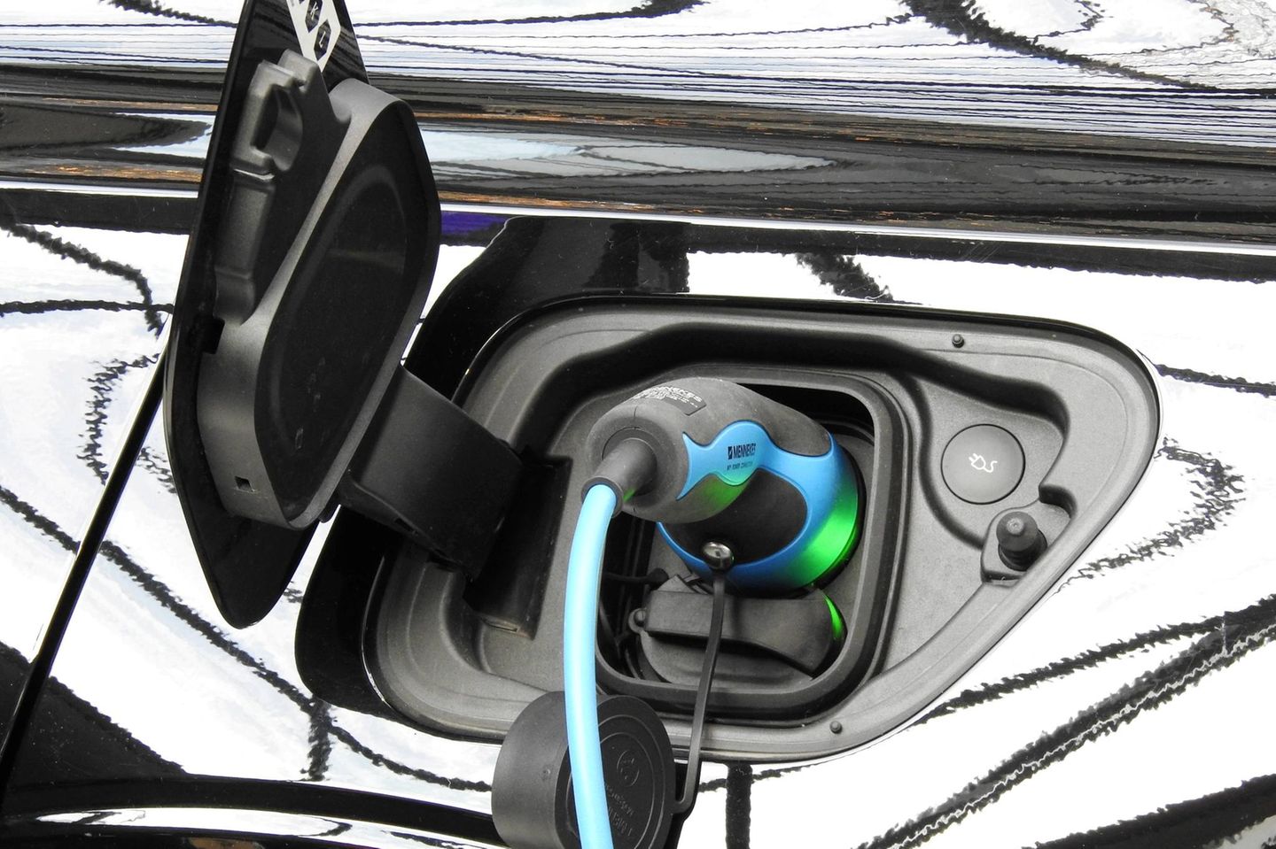 E-Autos gewinnen angesichts der steigenden Spritpreise an Beliebtheit.