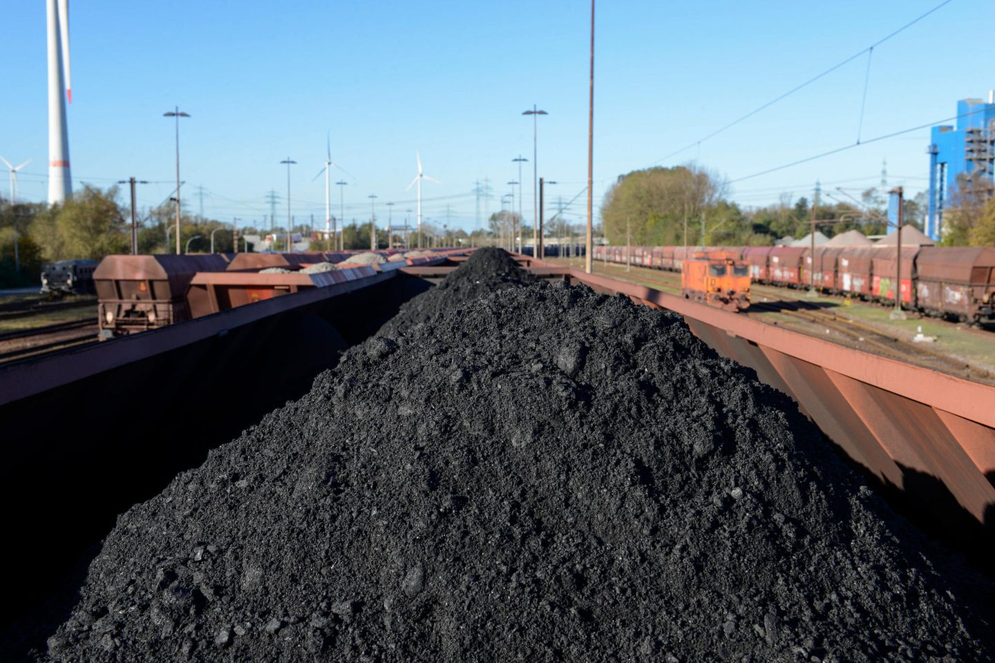 Die Ukraine ist bei der Energieversorgung maßgeblich auf das Ausland angewiesen. Mineralische Brennstoffe und Mineralöle machten zuletzt rund 13,8 Prozent der Einfuhren aus und lagen damit auf Platz eins. In der Importstatistik folgten Maschinen (11,3 Prozent) und Kraftwagen (10,2 Prozent).