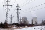 Die Ukraine stößt sehr viel weniger klimaschädliche Gase aus als Deutschland oder Russland. Destatis verzeichnete für 2020 einen Wert von rund 4,3 Tonnen je Einwohner. In Deutschland waren es 2019 demnach 8,5 Tonnen. Russland kam 2020 auf rund 11,6 Tonnen. Beim Anteil der erneuerbaren Energien rangierte die Ukraine mit einem Anteil von 6,9 Prozent (2018) zwischen den beiden Ländern.