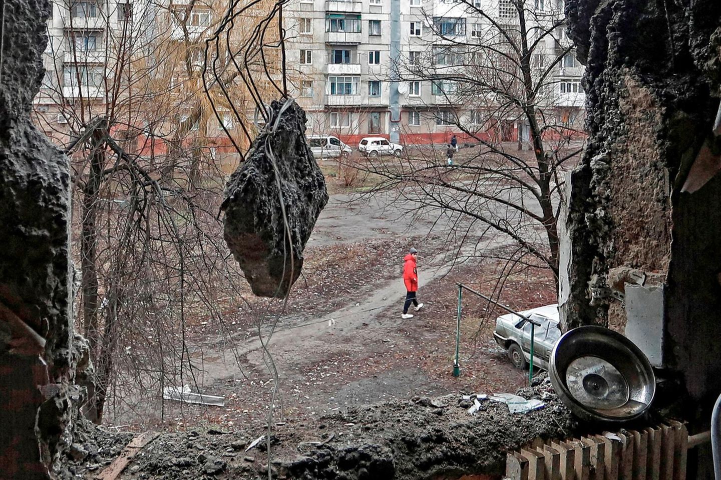 In einem Wohngebäude in der ostukrainischen Provinz Donezk klafft ein riesiges Loch