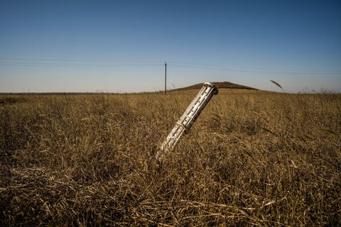 Eine nicht explodierte Rakete steckt im Boden eines Weizenfeldes in Mykolajiw im Süden der Ukraine